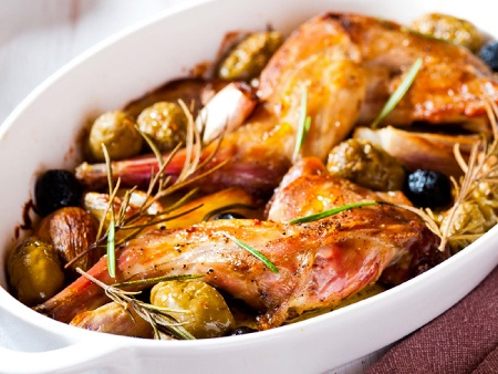 Печен заек (заешки бутчета) с маслини и розмарин на фурна - снимка на рецептата